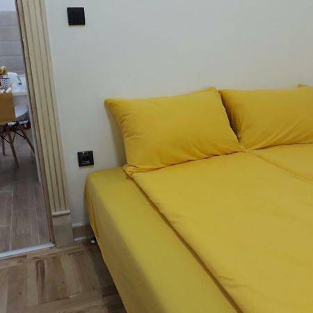 Sweet Yellow Apartment Belgrado Buitenkant foto