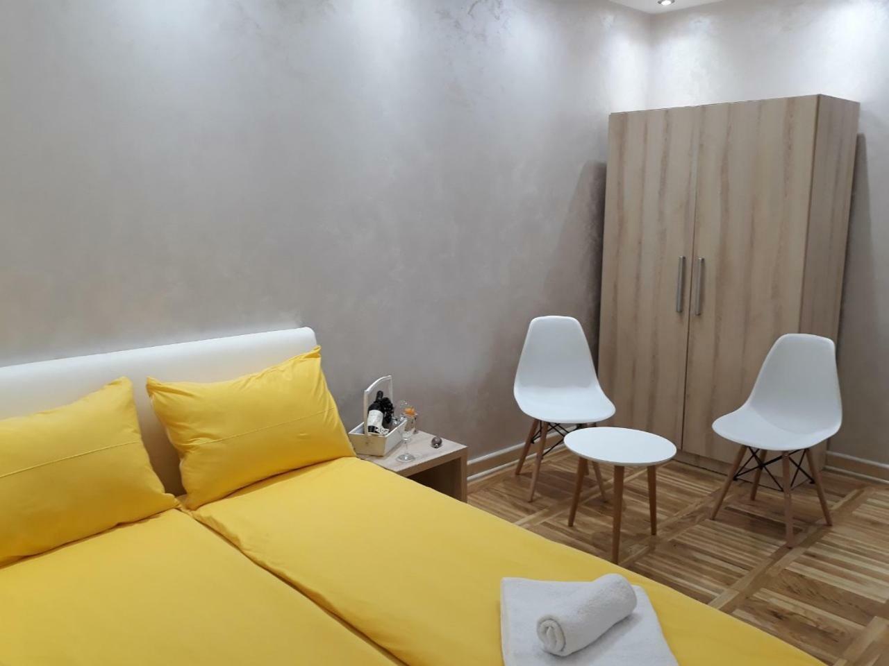 Sweet Yellow Apartment Belgrado Buitenkant foto
