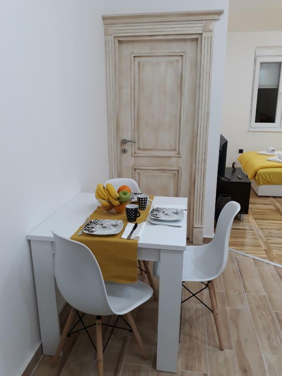 Sweet Yellow Apartment Belgrado Buitenkant foto