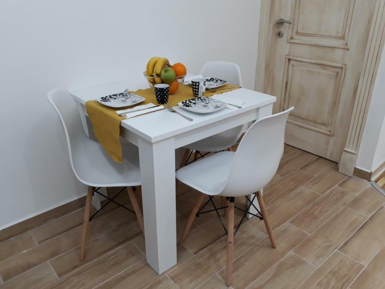 Sweet Yellow Apartment Belgrado Buitenkant foto