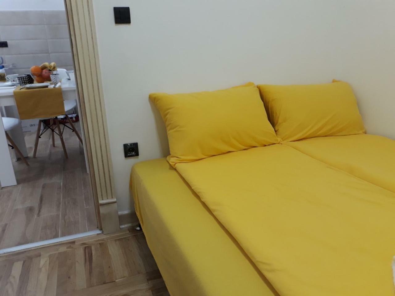 Sweet Yellow Apartment Belgrado Buitenkant foto