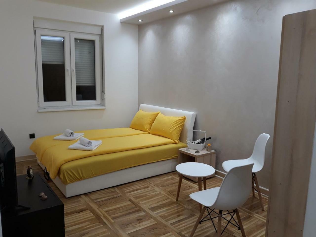 Sweet Yellow Apartment Belgrado Buitenkant foto