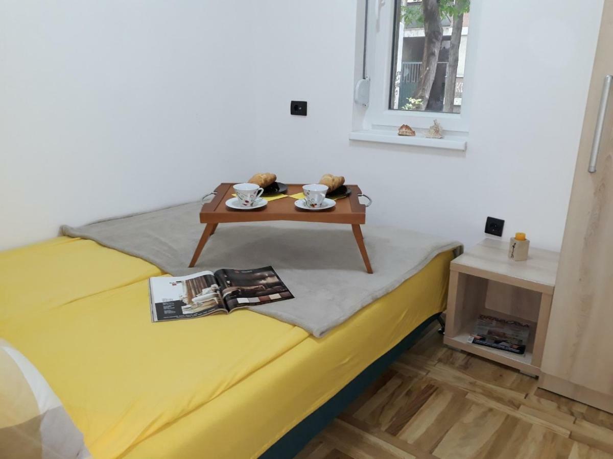 Sweet Yellow Apartment Belgrado Buitenkant foto